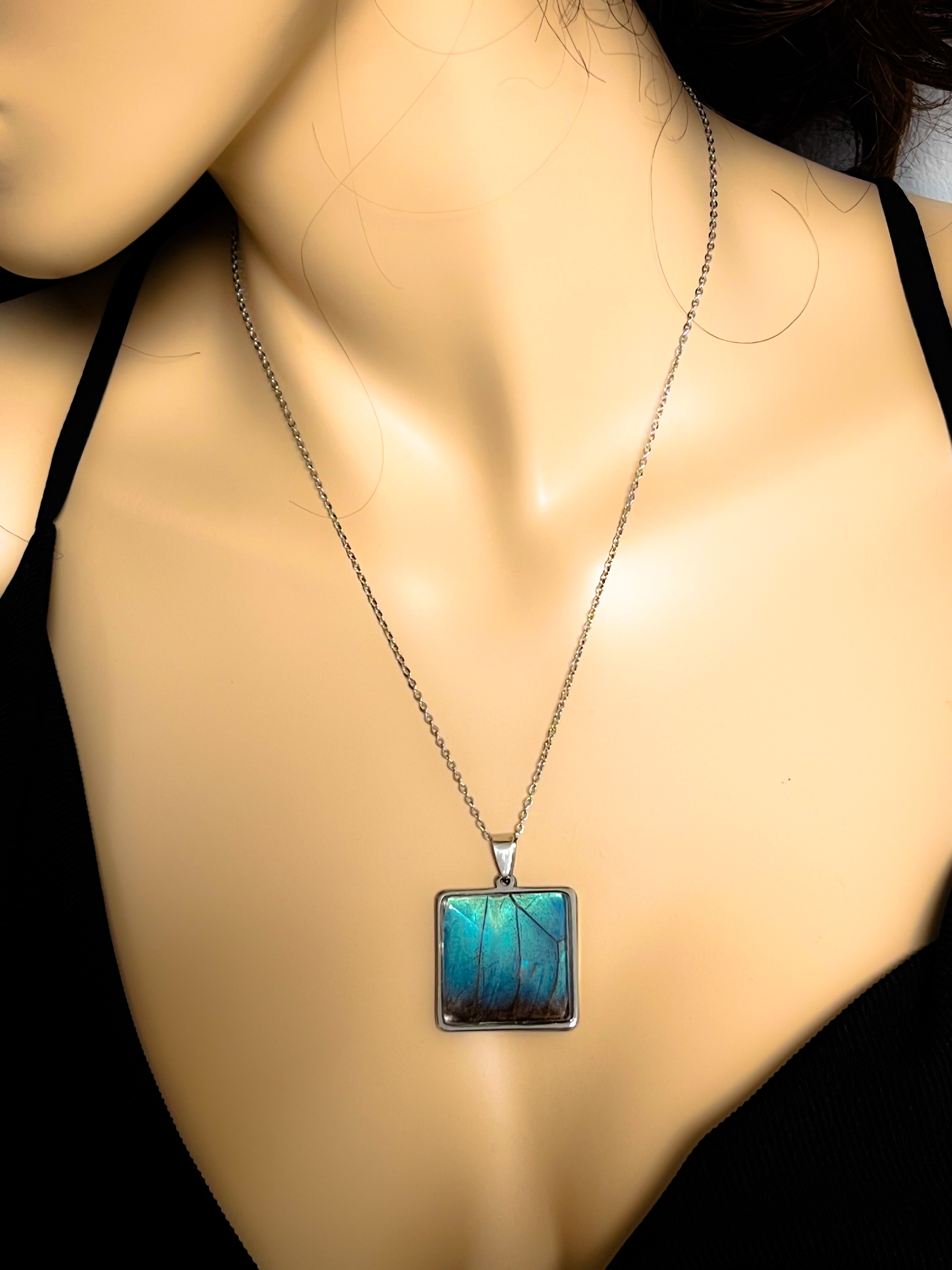Přívěsek z křídla motýla Morpho peleides No. 1206