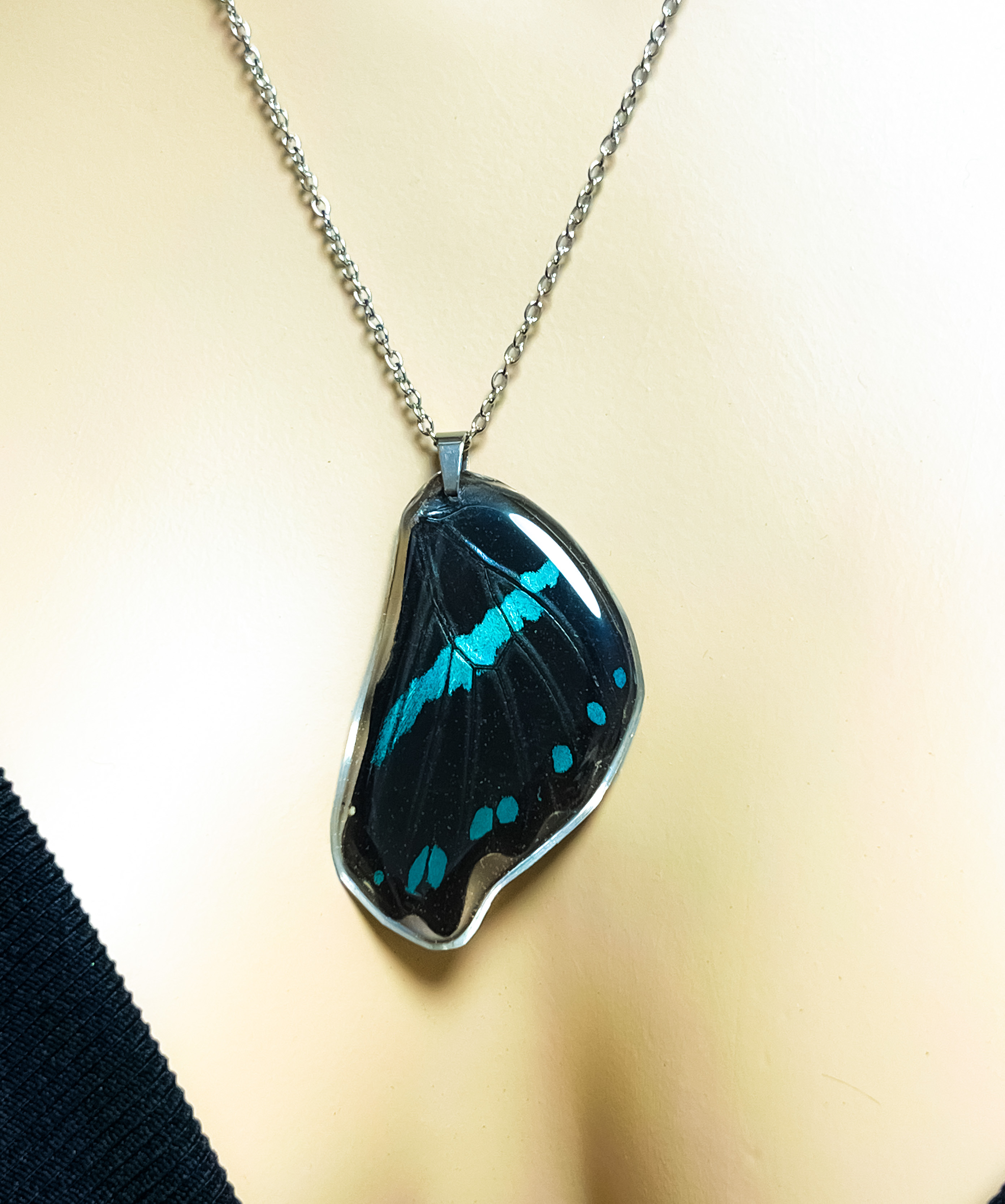 Přívěsek z křídla motýla Papilio nireus No. 2865